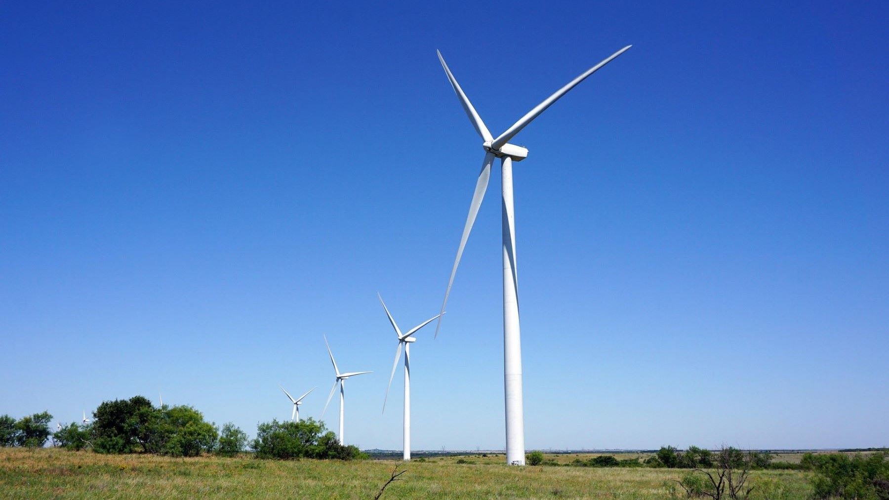 debate sobre la transición energética en Euskadi y planificación de renovables paisaje con aerogeneradores