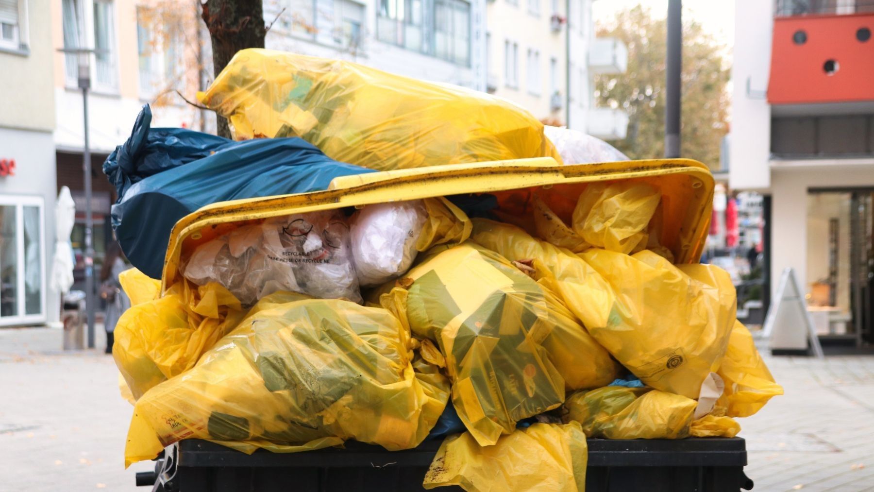 FEMP y Ecoembes refuerzan la economía circular con un nuevo acuerdo para mejorar la gestión de residuos con contenedores reciclaje