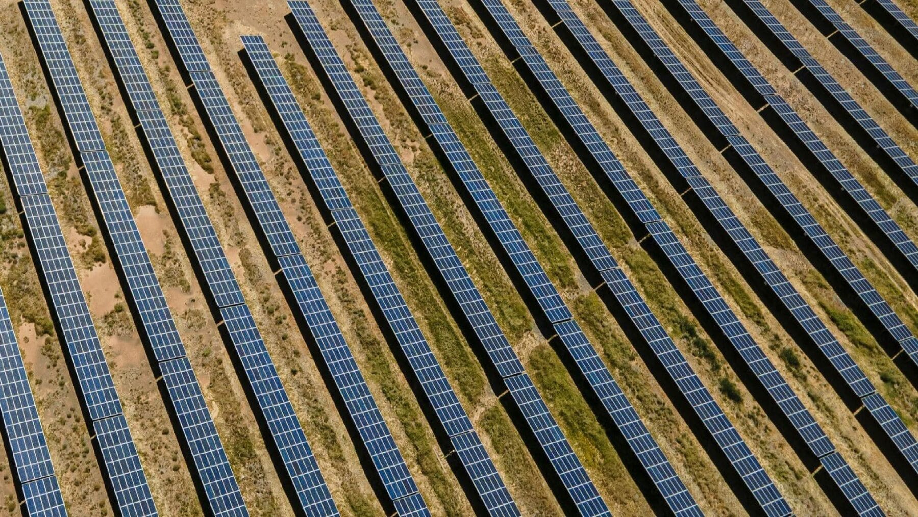 China lidera la energía solar superando al carbón por primera vez