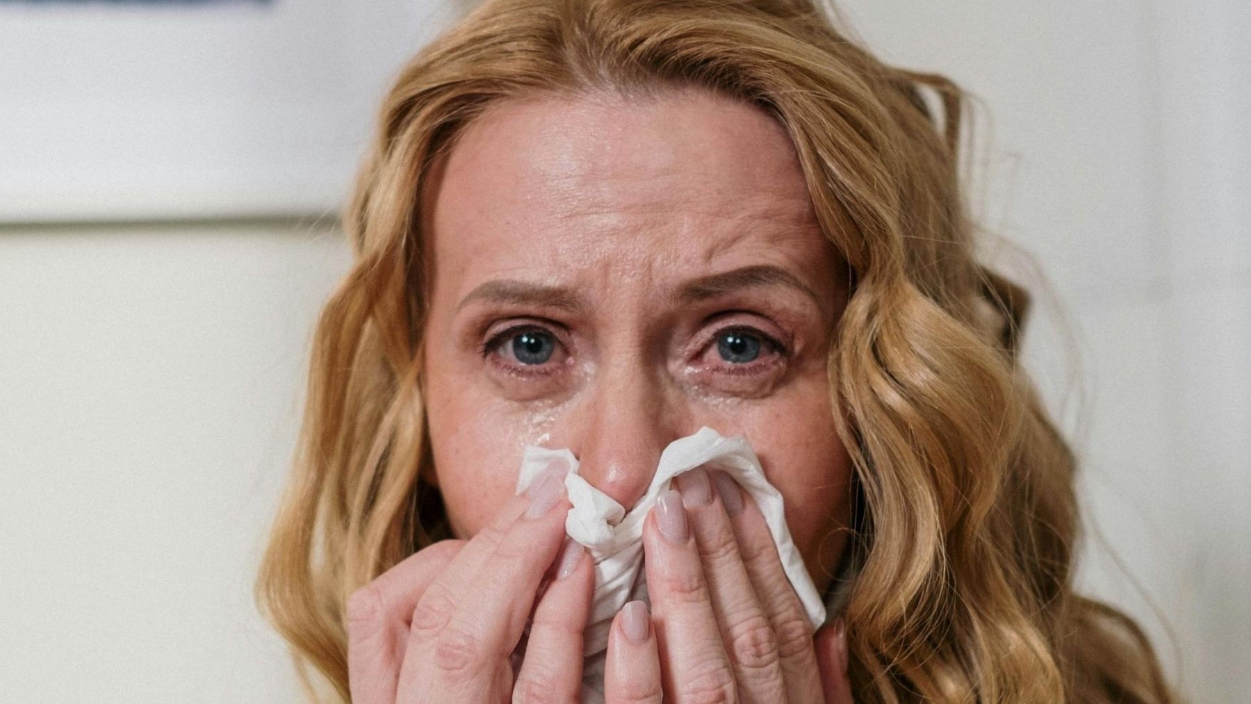 Rinitis alérgica afecta a uno de cada cuatro españoles y cómo aliviarla con síntomas de estornudos