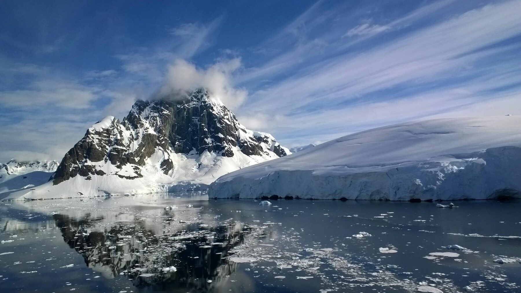 El agua cálida amenaza el hielo de la Antártida
