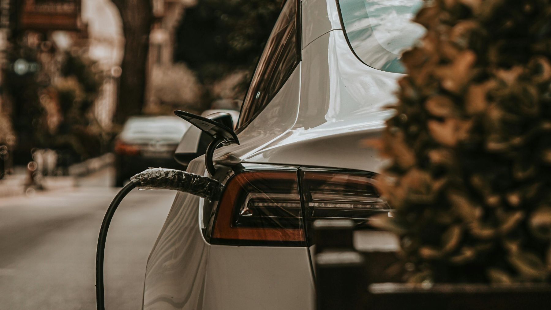 Cataluña impulsa el coche eléctrico con millones en inversión y miles de puntos de recarga