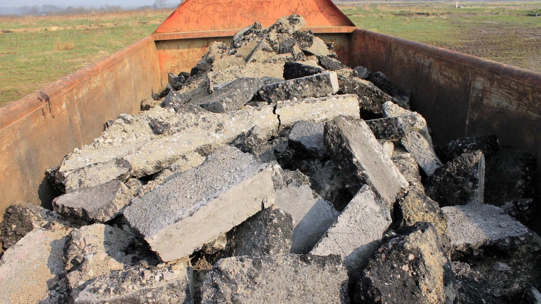 Madrid sanciona más de 100 vertidos ilegales en el medio natural