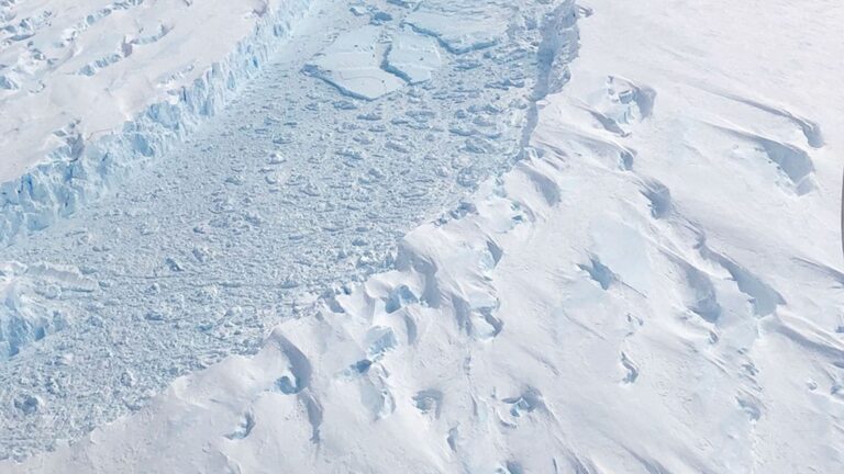 Grieta gigante en el glaciar Pine Island en la Antártida Occidental, zona clave en riesgo de colapso por el deshielo.