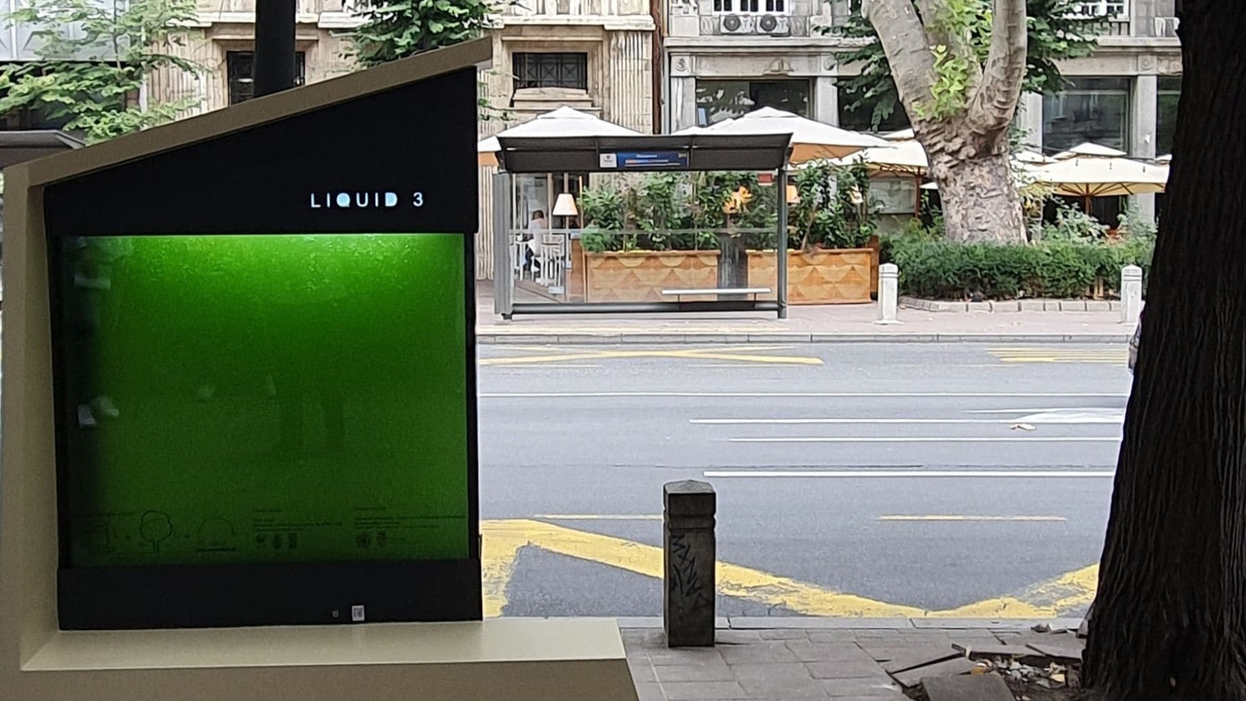 Árbol líquido LIQUID 3 en Belgrado con microalgas que capturan CO2 y banco con cargador USB.