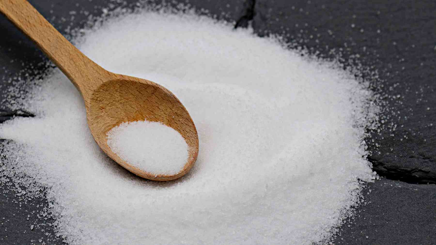 Azúcar blanca en cuchara relacionada con estudio sobre memoria y neuronas Gr43a.