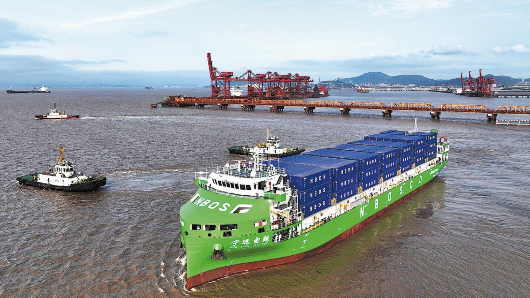 Buque portacontenedores eléctrico Ning Yuan Dian Kun de China con 742 contenedores en navegación.