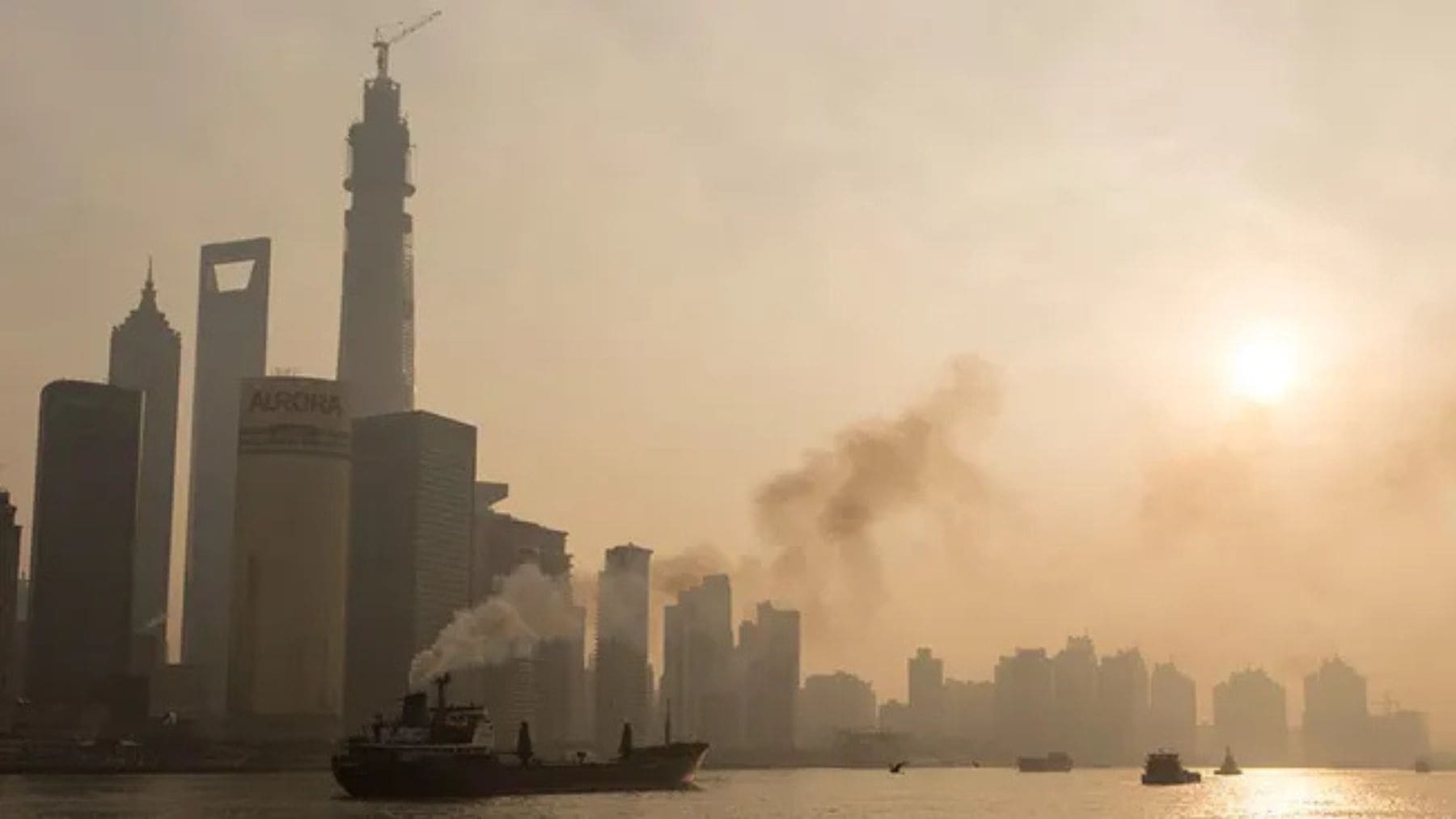 Contaminación en China con smog sobre Shanghái vinculada al impacto climático en el Ártico.