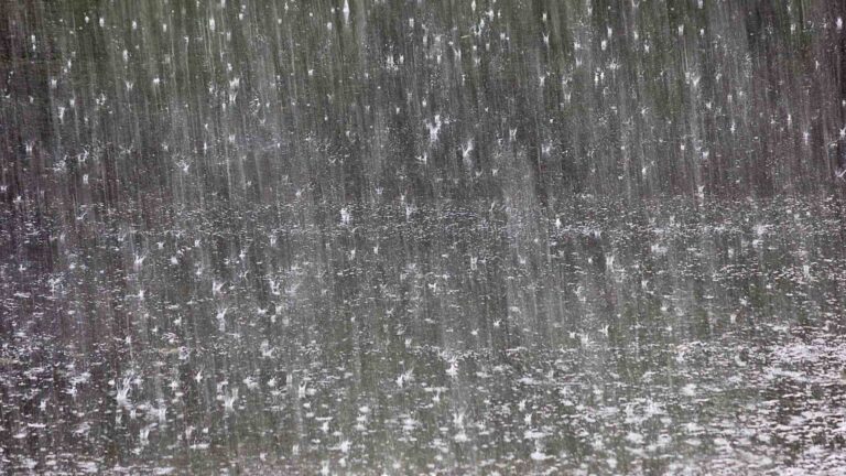 Lluvia torrencial extrema cayendo con fuerza sobre el suelo en un episodio de clima extremo.