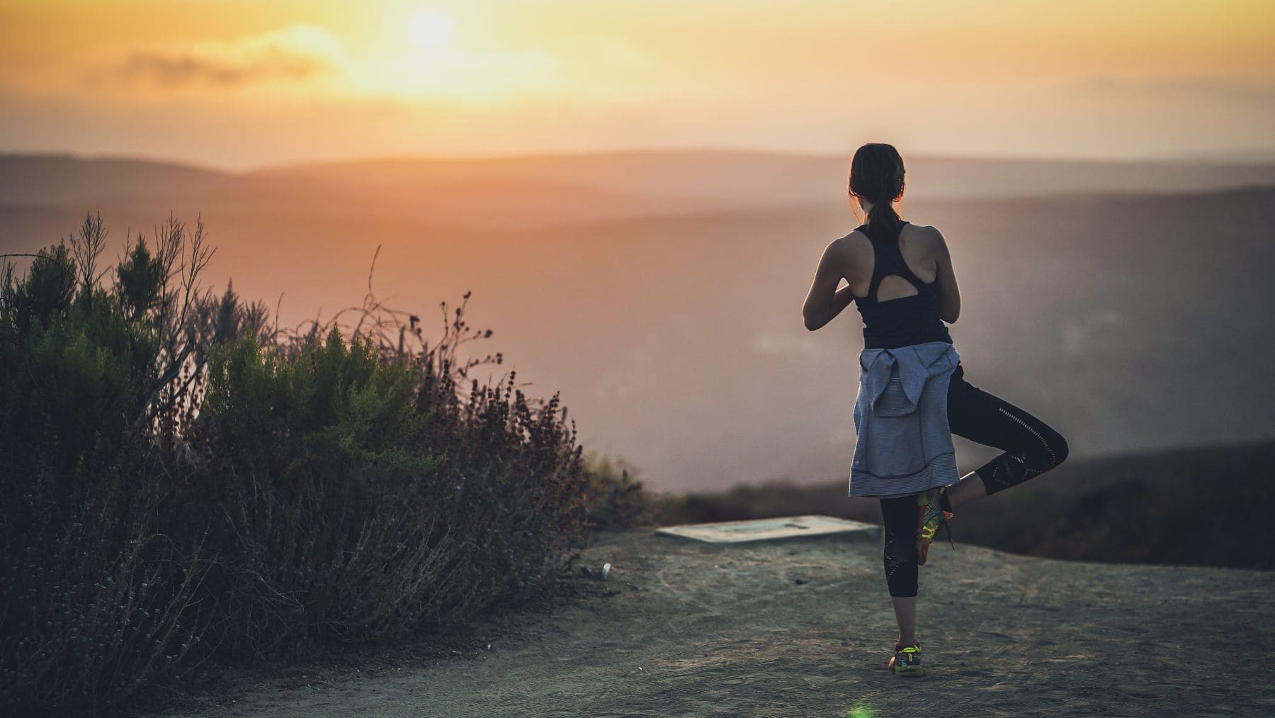 Mujer haciendo ejercicio al amanecer, relacionado con menor riesgo de diabetes y colesterol según un estudio.