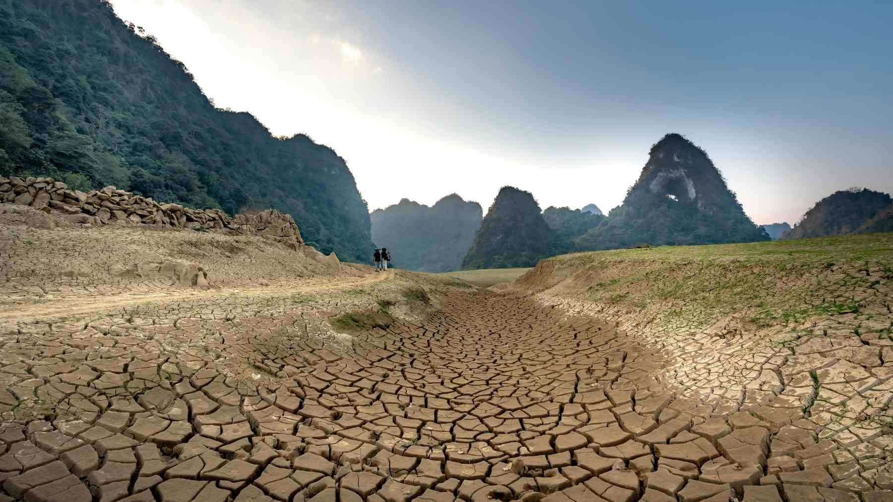 Suelo agrietado por la sequía que refleja la escasez de agua en El Espinar, Segovia.