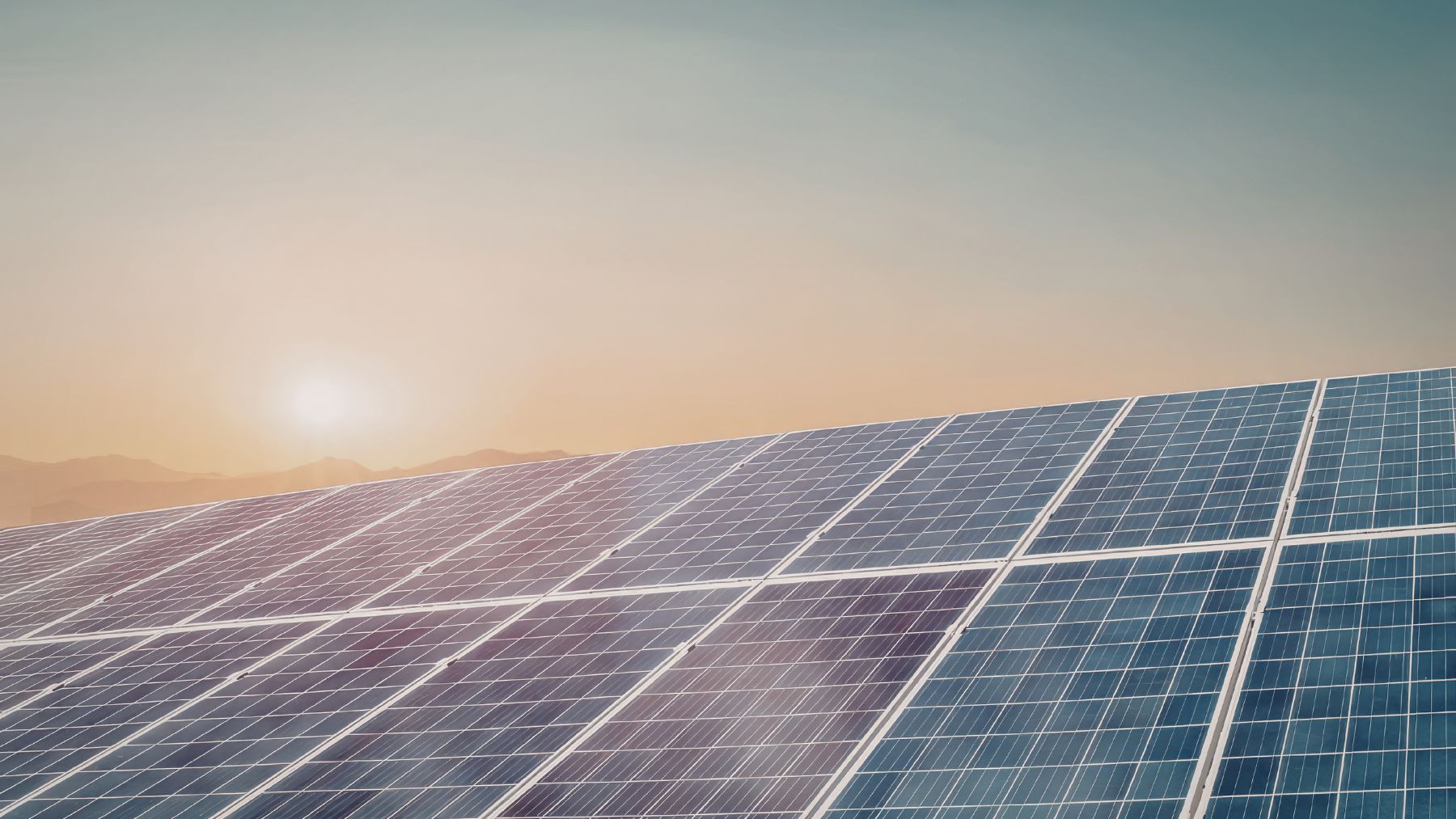 Paneles solares instalados en superficie para generar energía renovable en edificios urbanos.