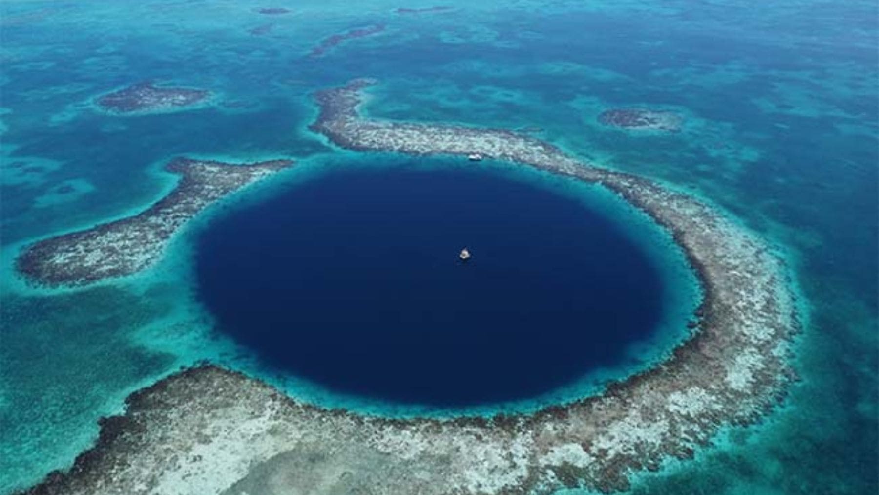 Gran Agujero Azul de Belice con plataforma de perforación científica para estudiar huracanes y clima.