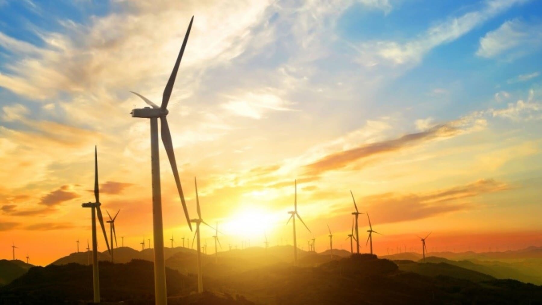 Instalación de energías renovables en España con paneles solares y aerogeneradores en funcionamiento