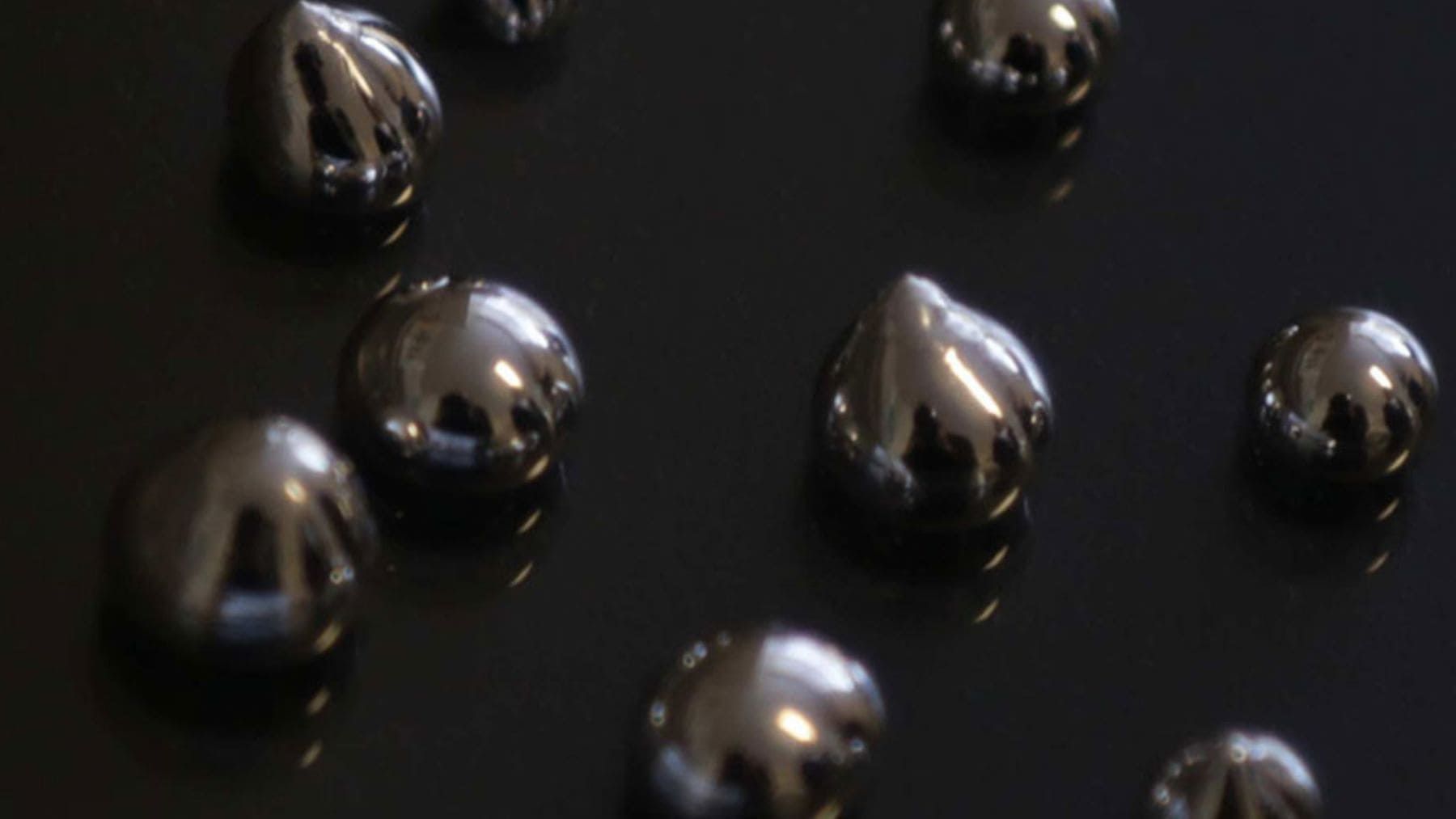 Microgotas de galio utilizadas para generar hidrógeno a partir de agua de mar en un experimento en Australia.