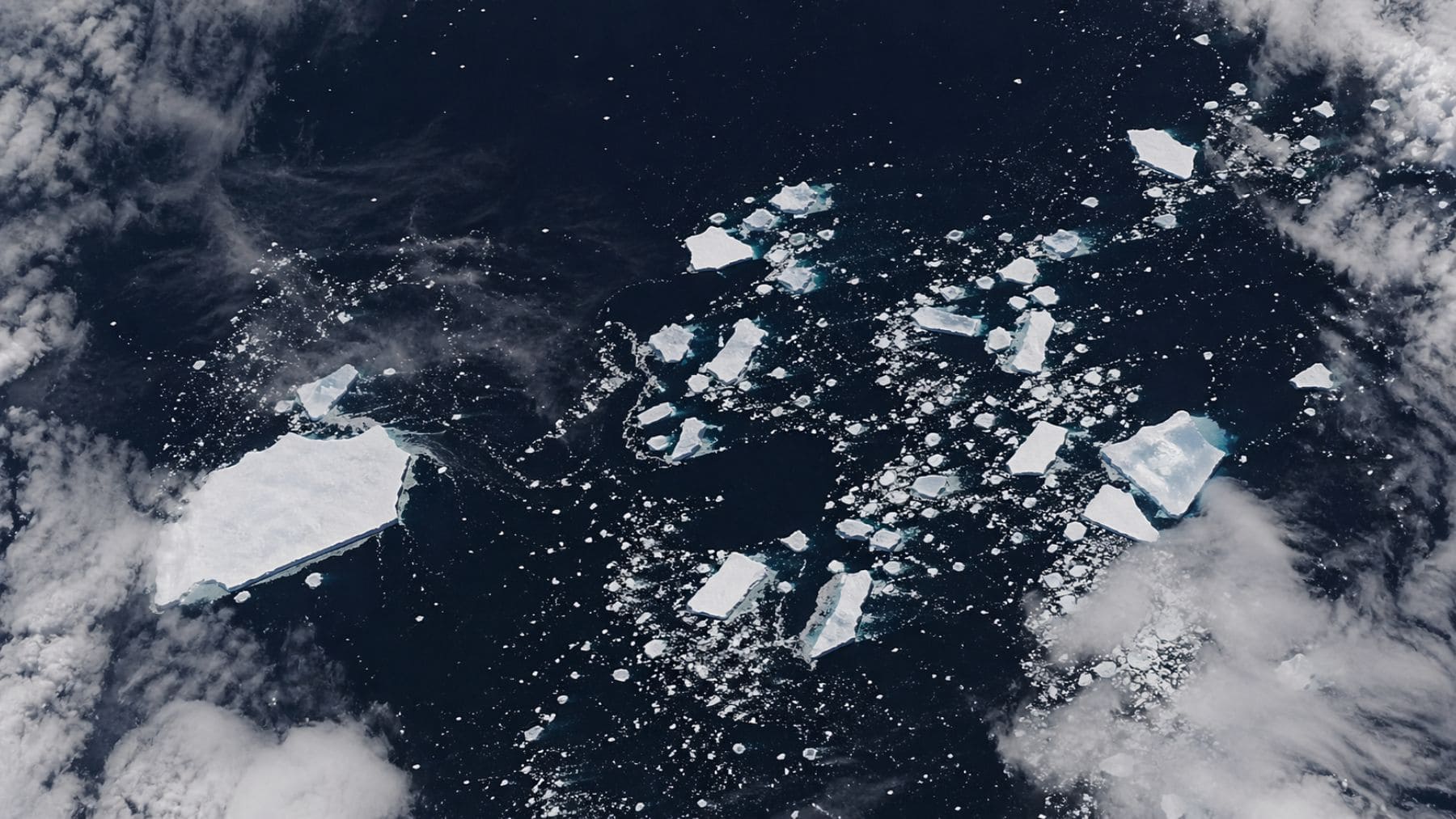 Iceberg A-23A fragmentado en el océano Atlántico Sur tras colapsar por el calentamiento del agua.