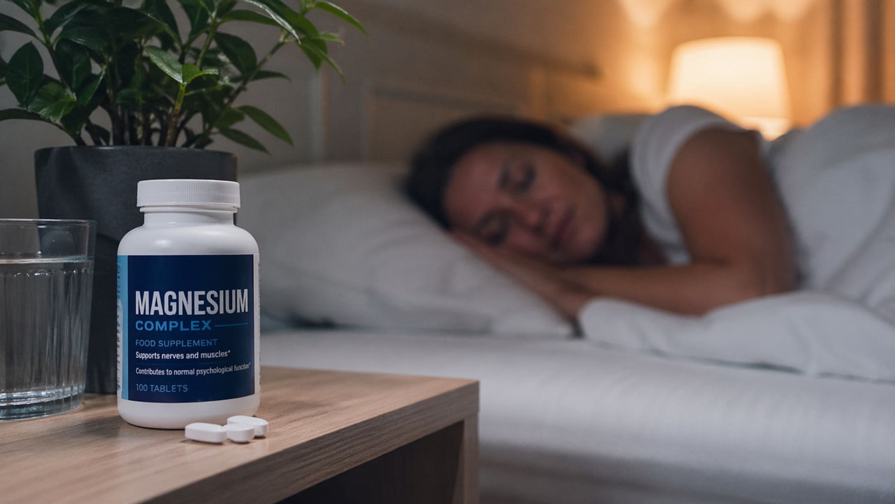 Suplemento de magnesio junto a una persona durmiendo, relacionado con sus efectos en el cerebro y el descanso.