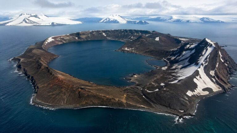 Isla Decepción en la Antártida con lagos en cráter volcánico conectados a un acuífero subterráneo ligado al océano.