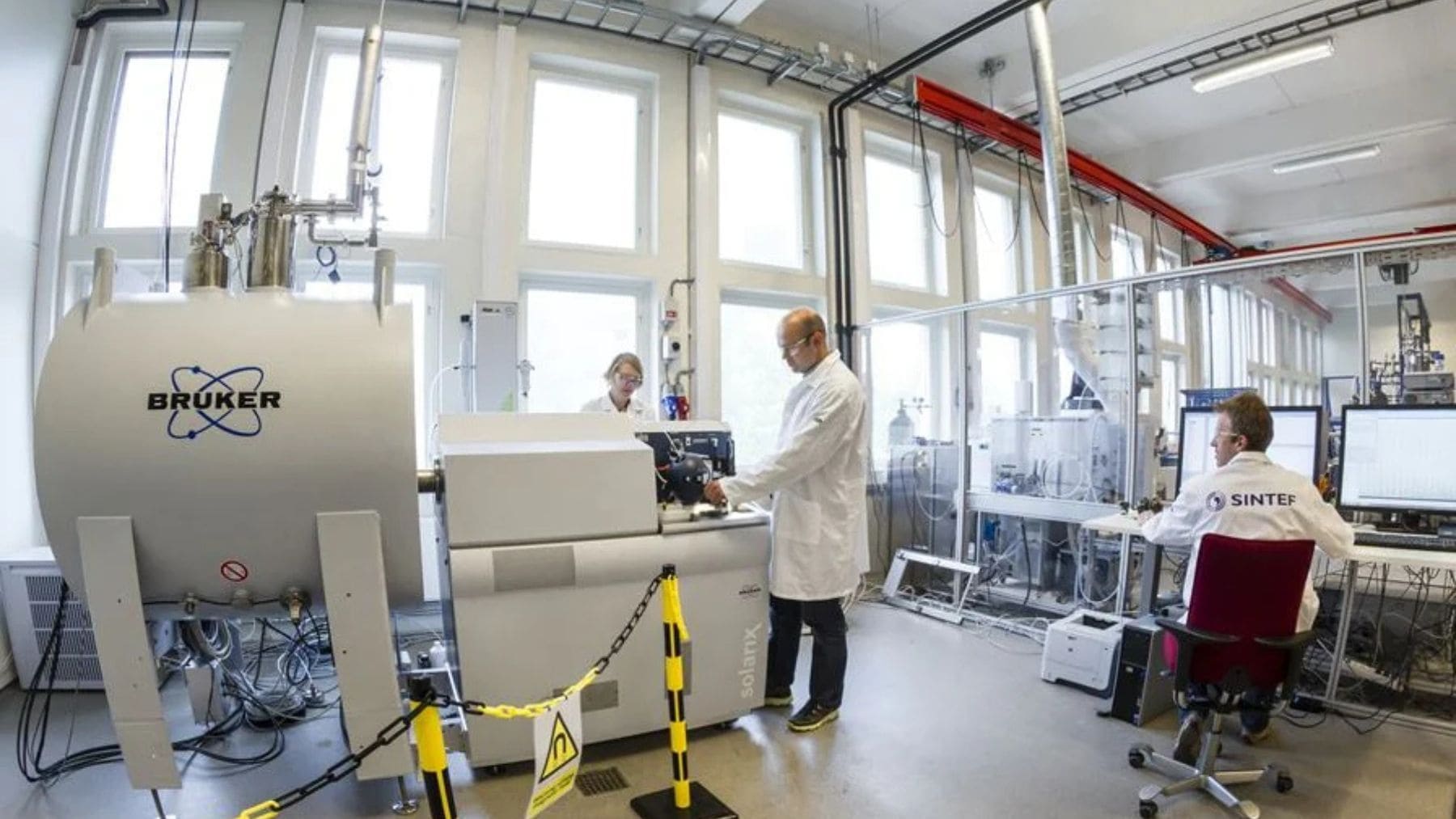 Investigadores de SINTEF prueban un material capaz de captar agua del aire en laboratorio en Noruega.