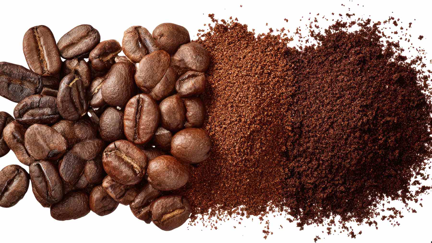 Posos de café y café molido usados como mezcla natural con bicarbonato para limpiar y eliminar olores en casa.