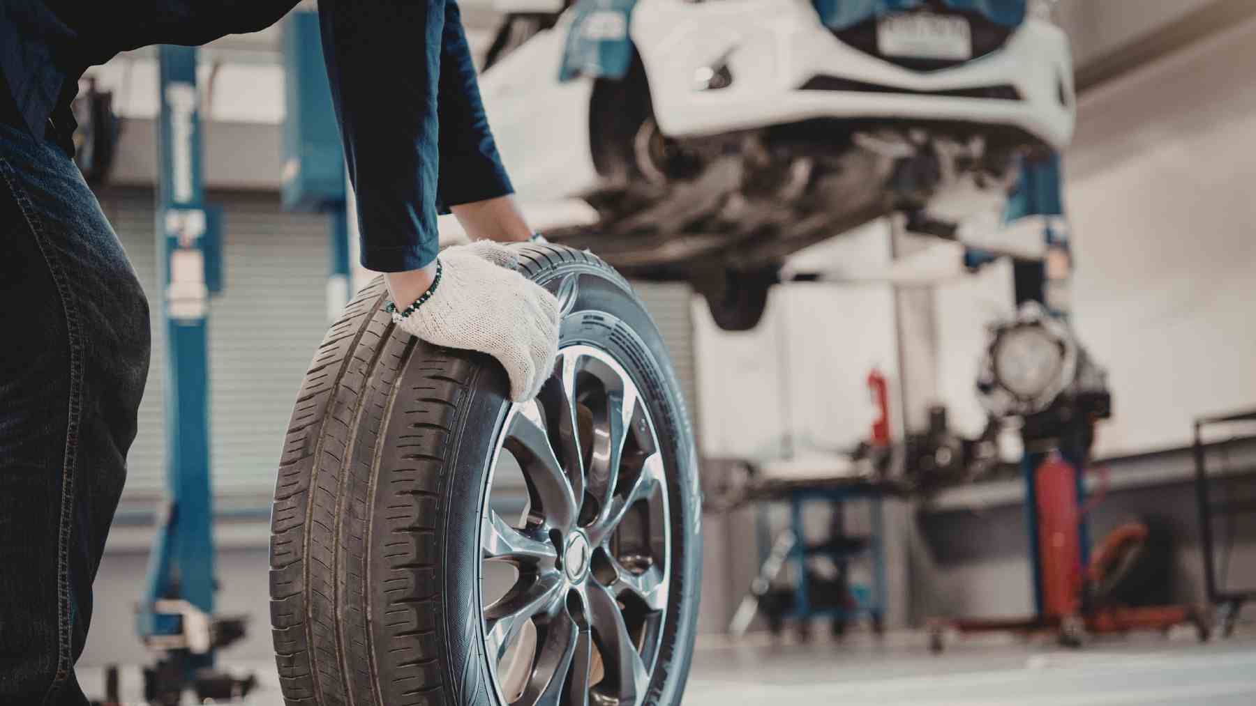 Neumático de coche en taller, principal fuente de microplásticos en el aire por desgaste.
