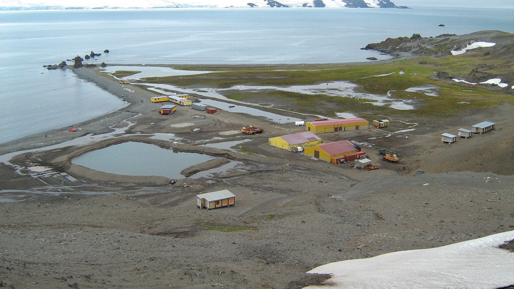 oasis en la Antártida con lagos y zona libre de hielo cerca de una base científica.