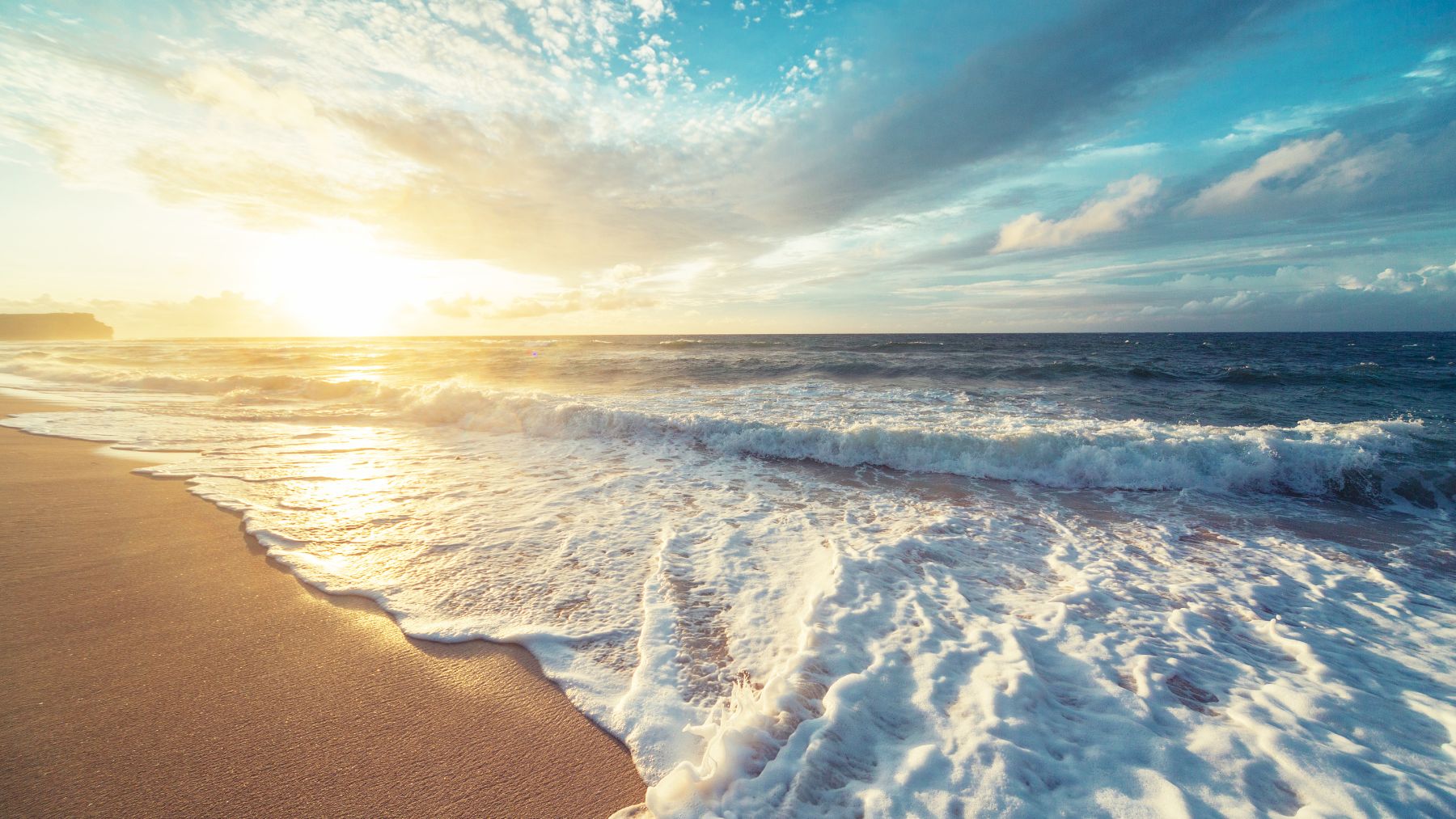 Olas en el océano Índico al atardecer en una zona afectada por la reducción de salinidad del agua.