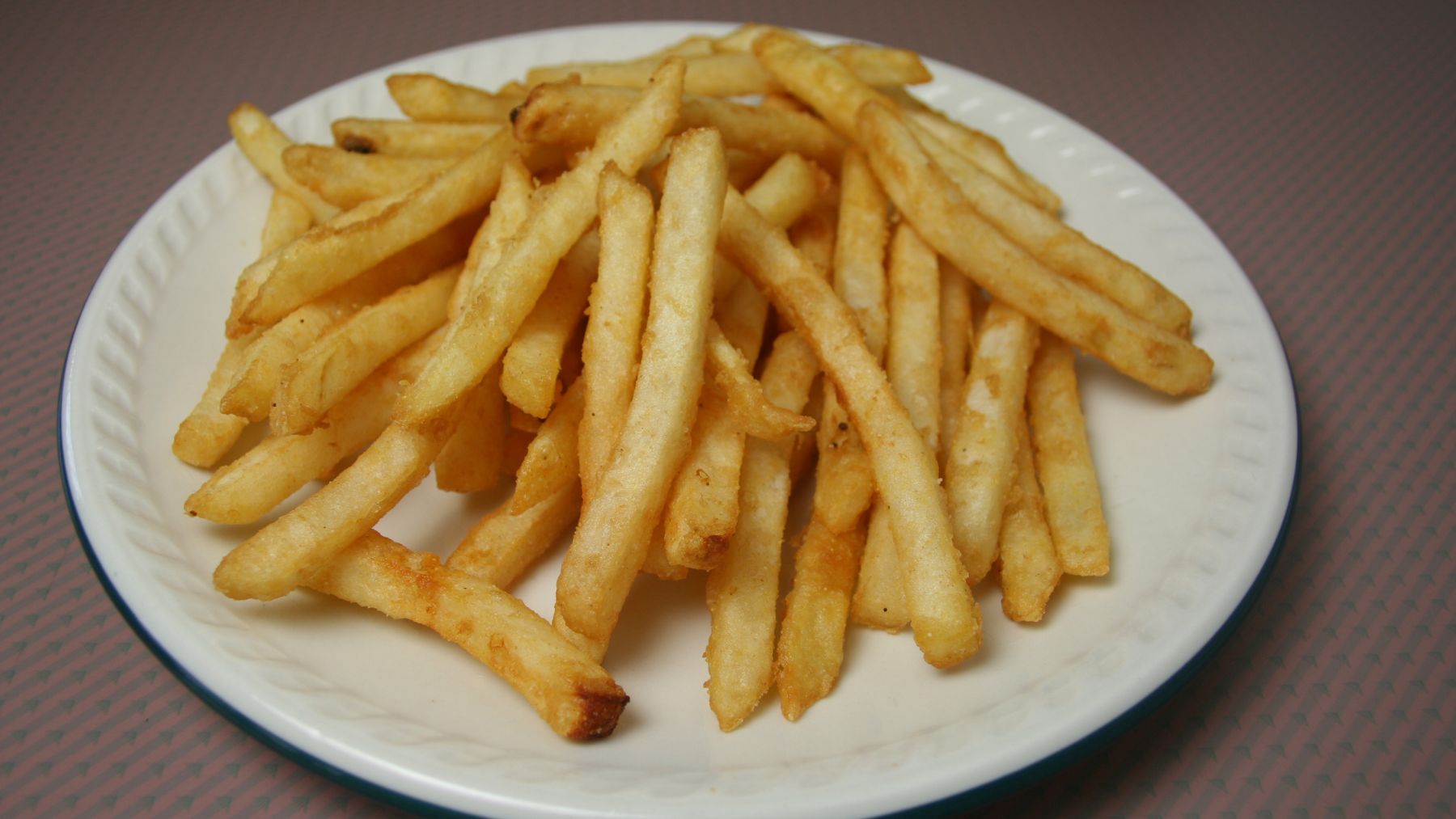 Patatas fritas crujientes con menos aceite gracias a un método que combina fritura y microondas.