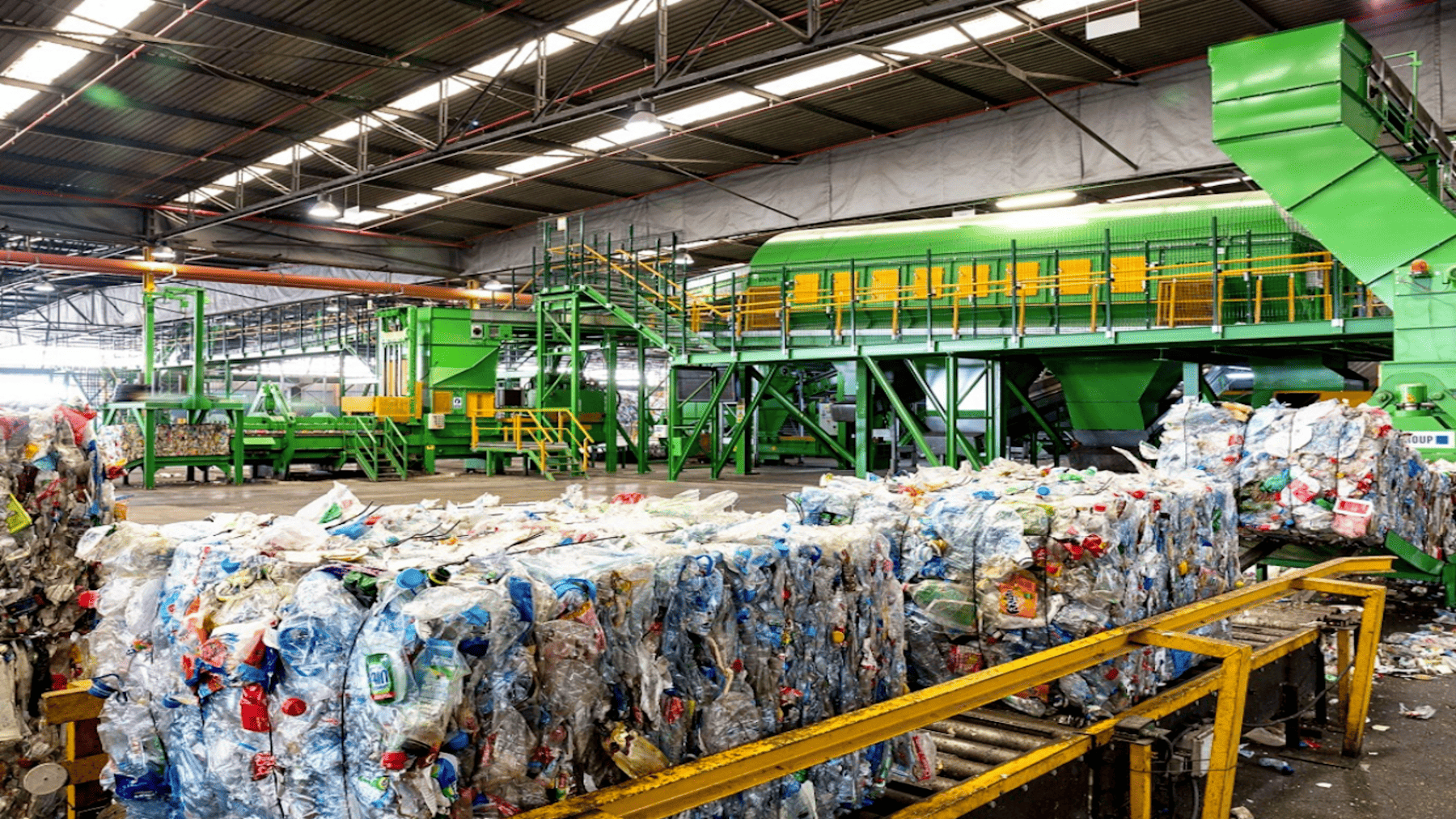 Plan de infraestructuras de residuos en Cataluña 2025-2035 con planta de reciclaje y gestión de residuos moderna