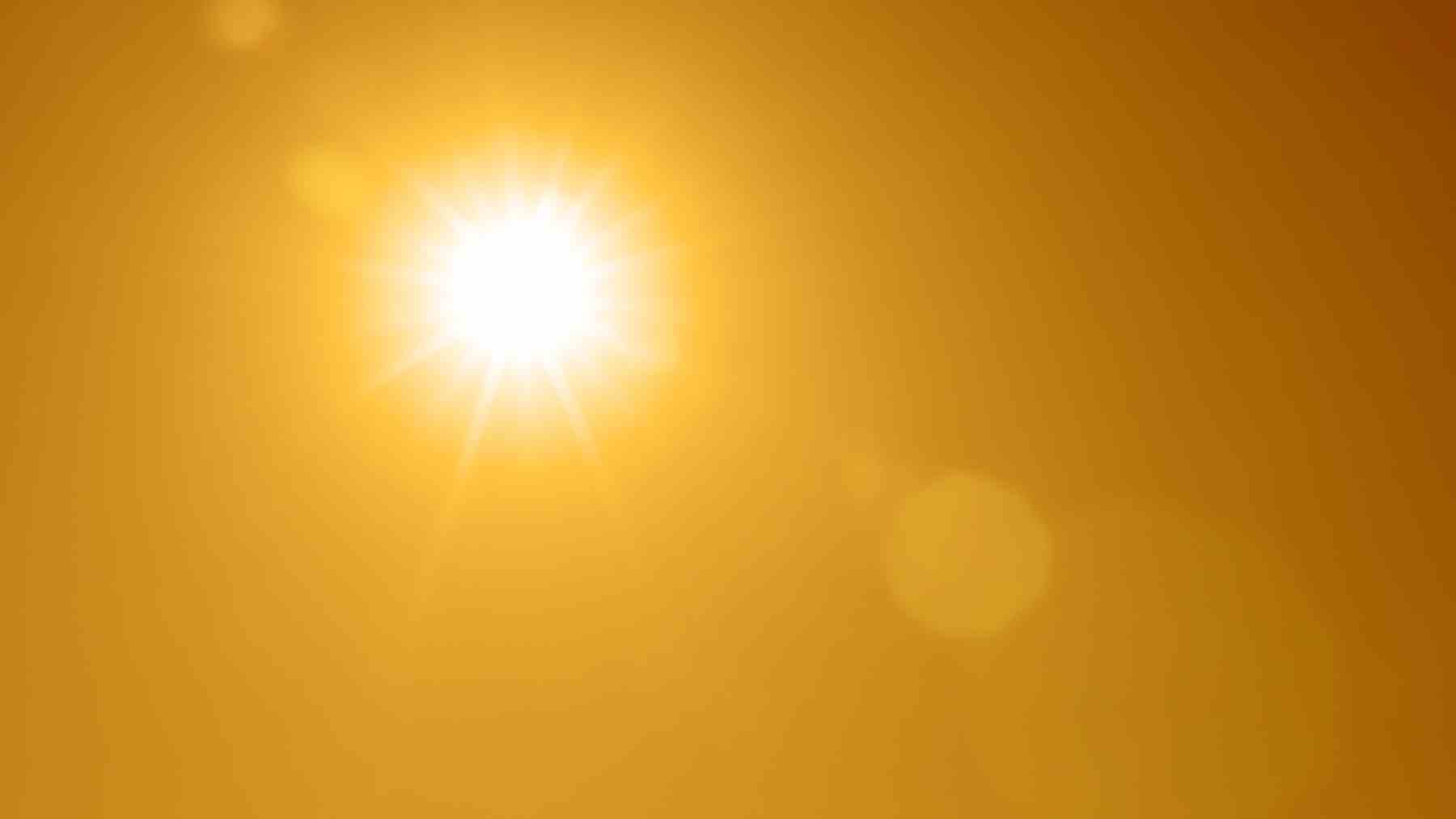 Sol intenso sin nubes en el cielo, reflejando la pérdida de la protección solar natural de la Tierra.