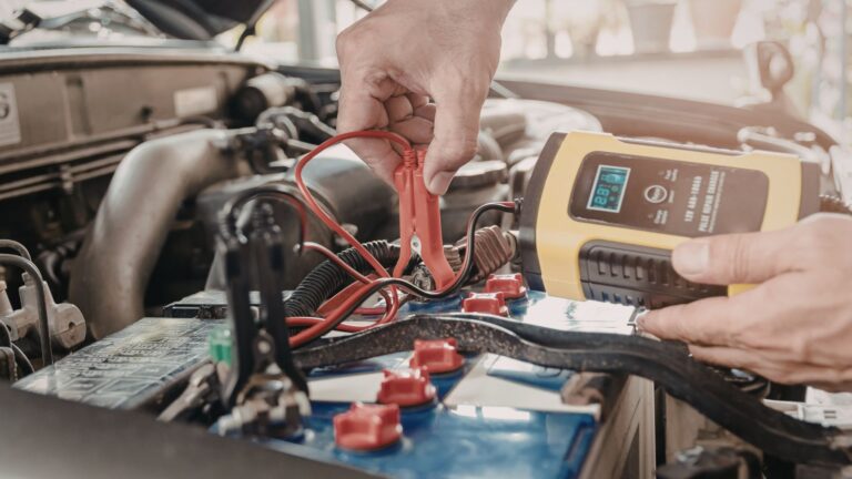 batería de coche conectada a equipo eléctrico usada como ejemplo de ácido reutilizado para generar hidrógeno limpio.