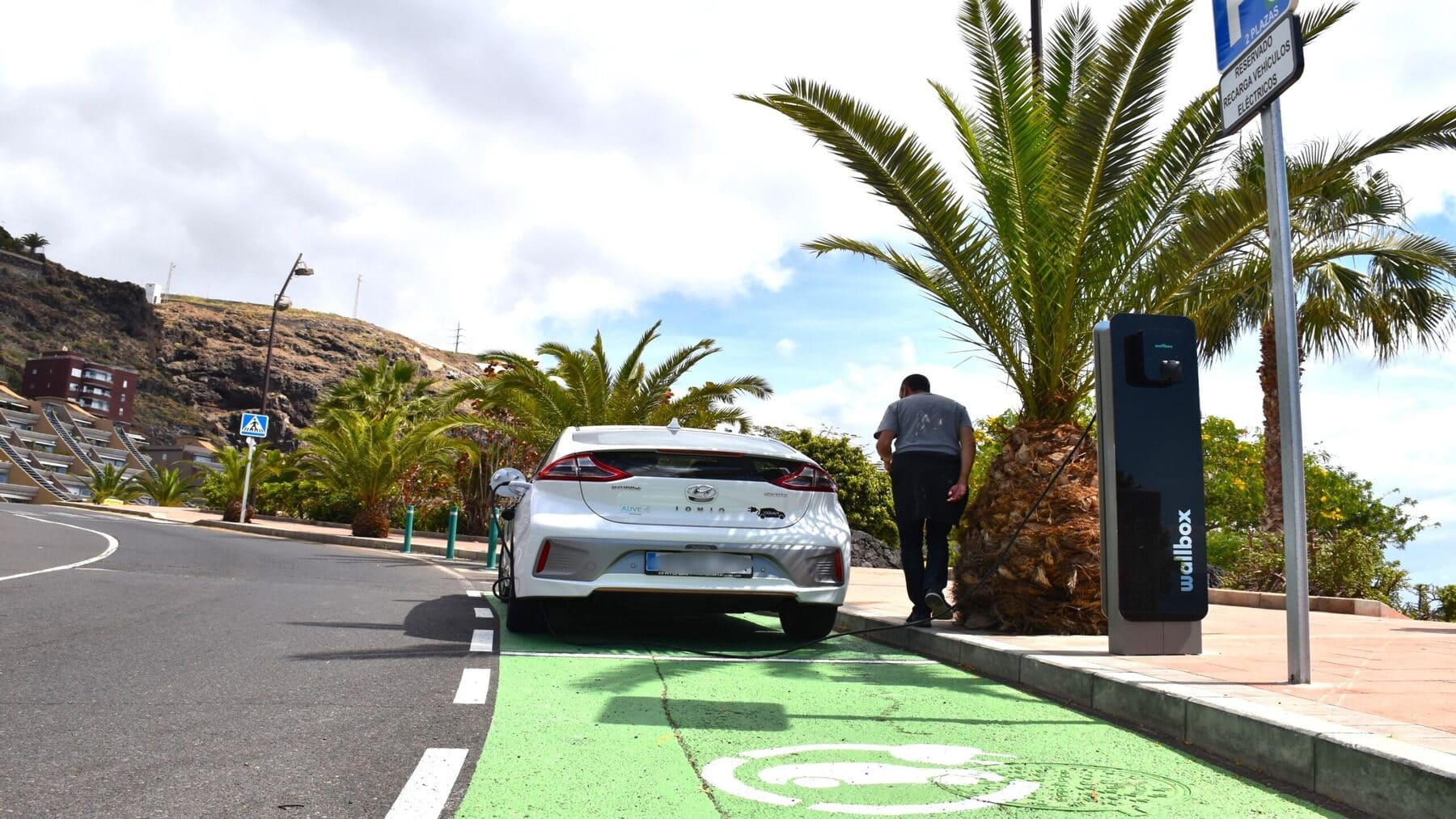 Cómo está la red para recargar coche eléctrico en carretera España
