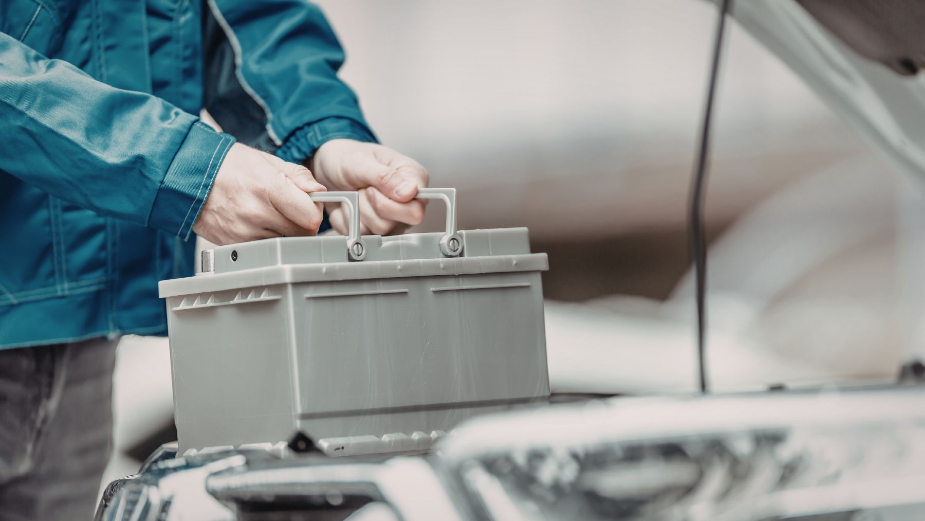 Batería de coche eléctrico siendo retirada para reciclaje en Europa como fuente de metales estratégicos.