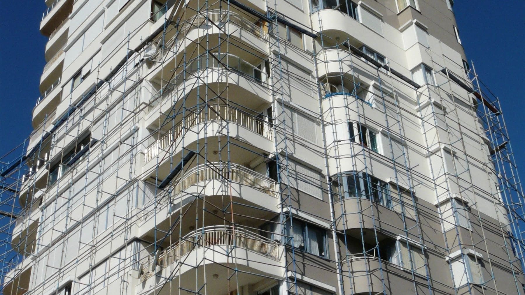 Greenpeace exige multiplicar la rehabilitación de viviendas y frenar la especulación para reducir el impacto del gas