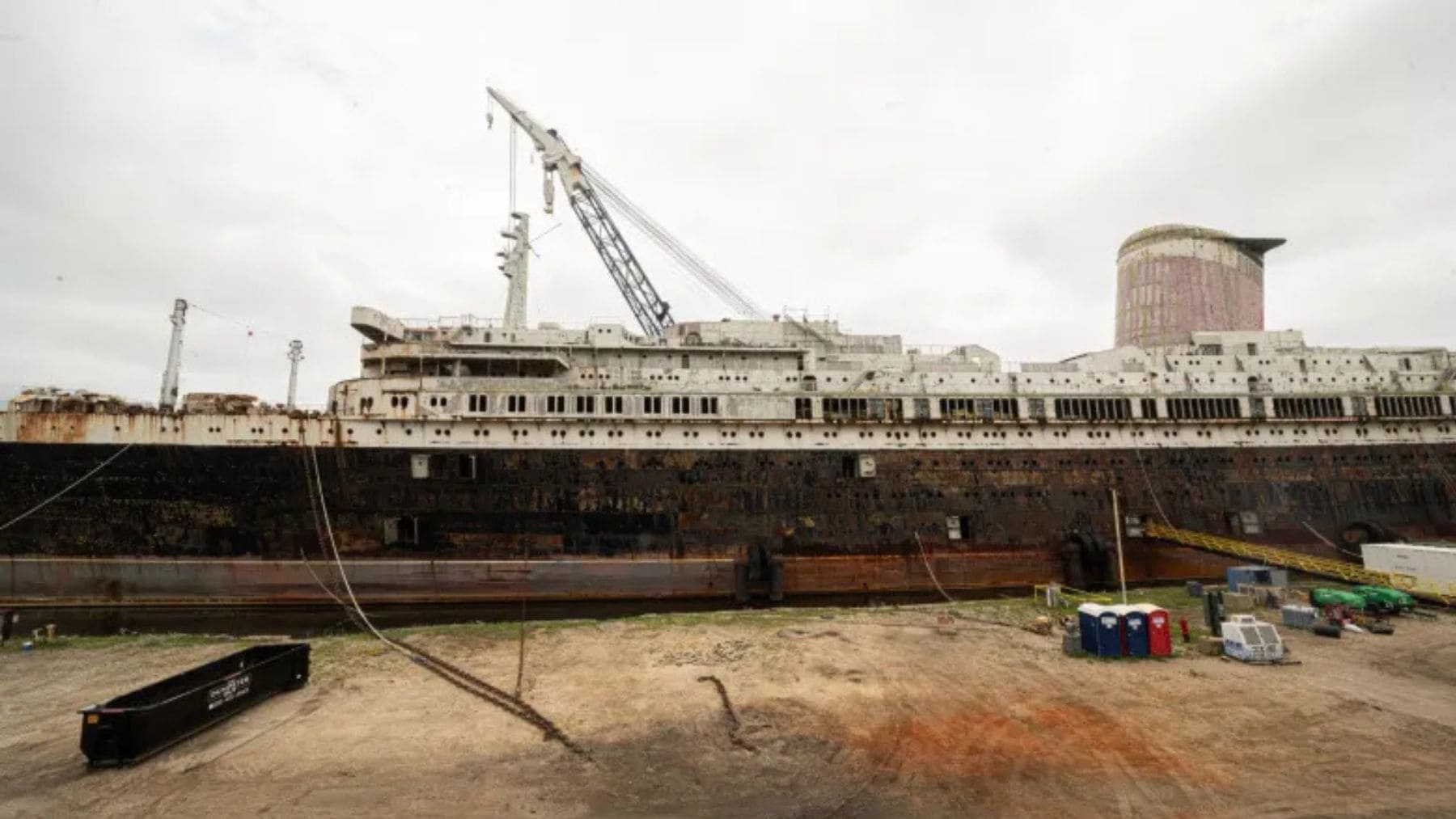SS United States en Alabama durante su preparación para ser hundido como arrecife artificial en Florida.