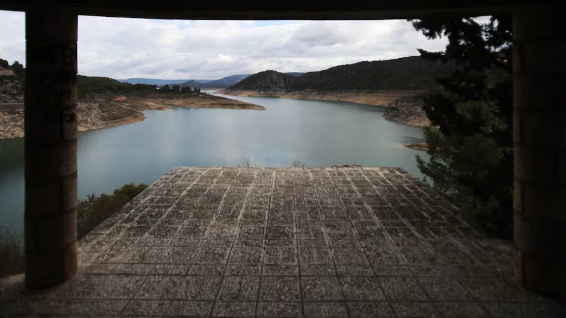 Embalse del Tajo con alto nivel de agua en plena polémica por el trasvase Tajo-Segura hacia el sureste.
