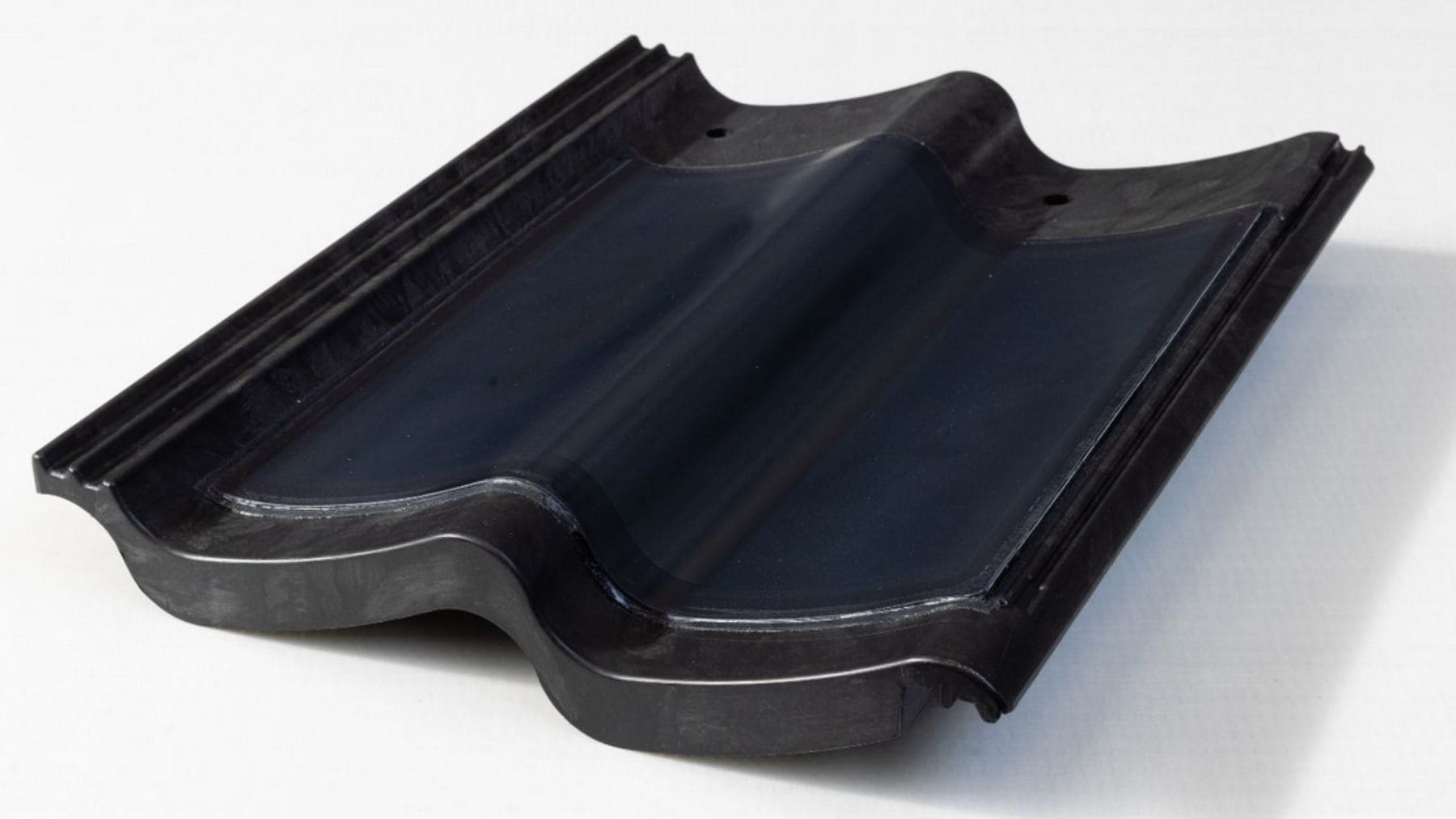 Teja solar curva con perovskita desarrollada por TNO como alternativa a los paneles solares tradicionales.