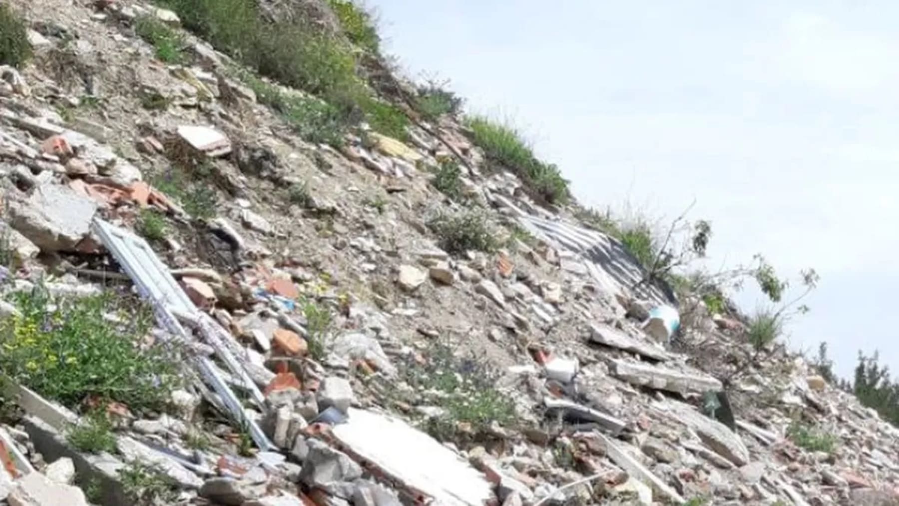 Junta sella vertedero ilegal en Albox tras presión de la Unión Europea con restauración ambiental