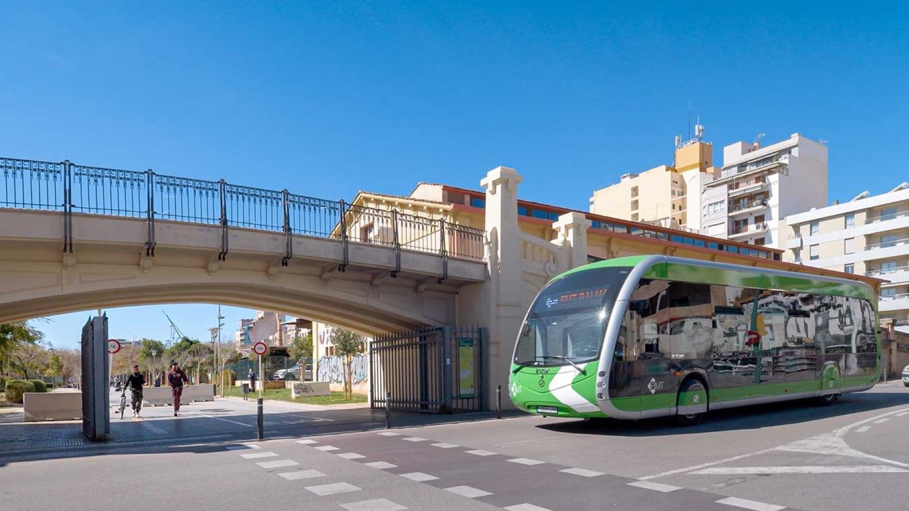 autobuses eléctricos en Palma circulando por la ciudad