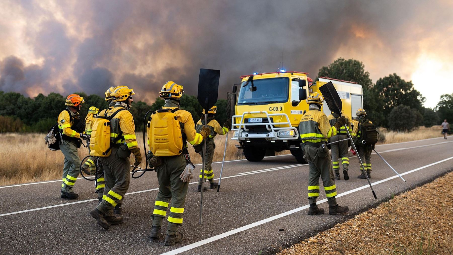 Bomberos forestales durante labores de prevención de incendios