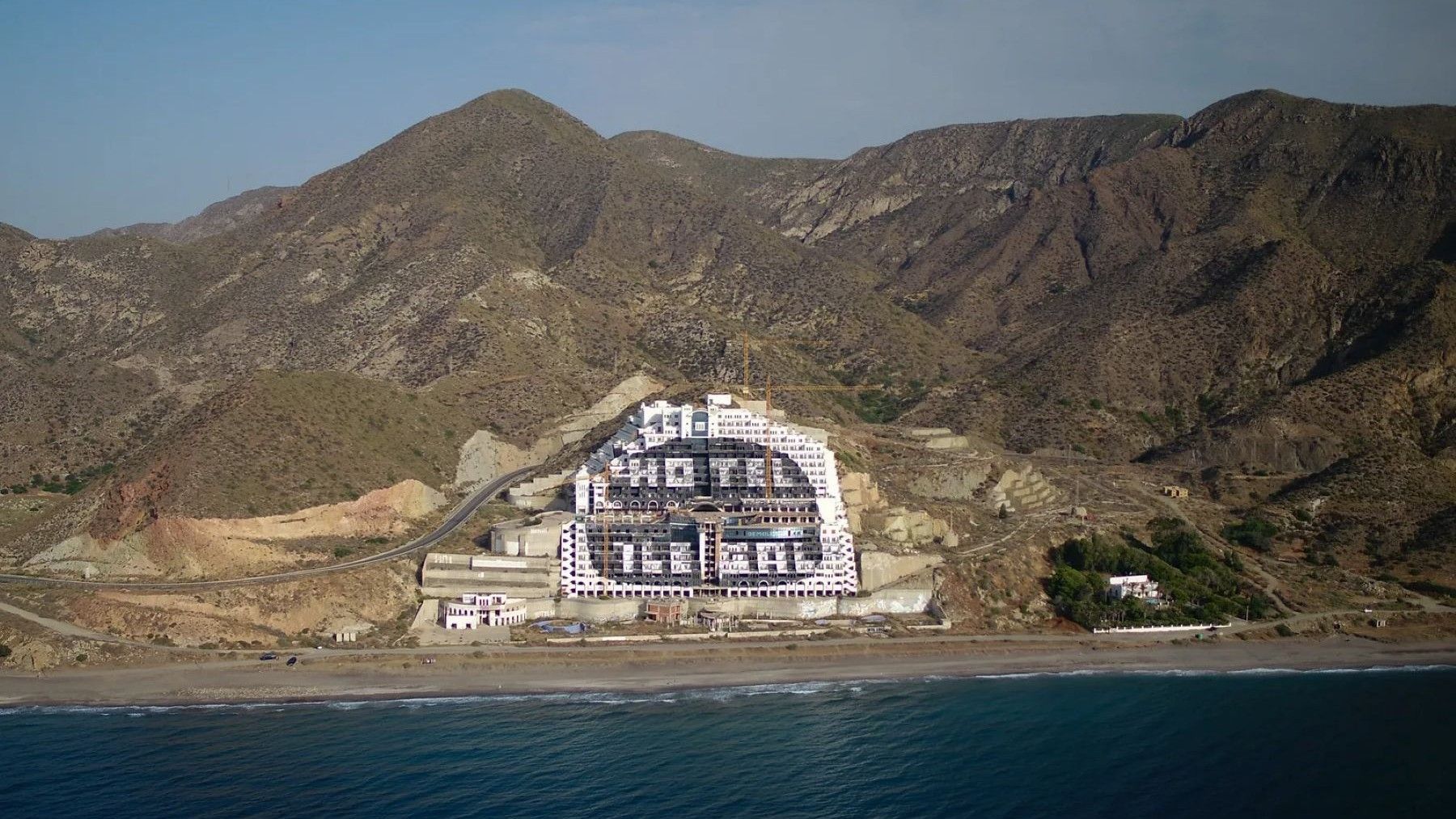 La licencia nula del Algarrobico abre la puerta a la demolición definitiva del hotel