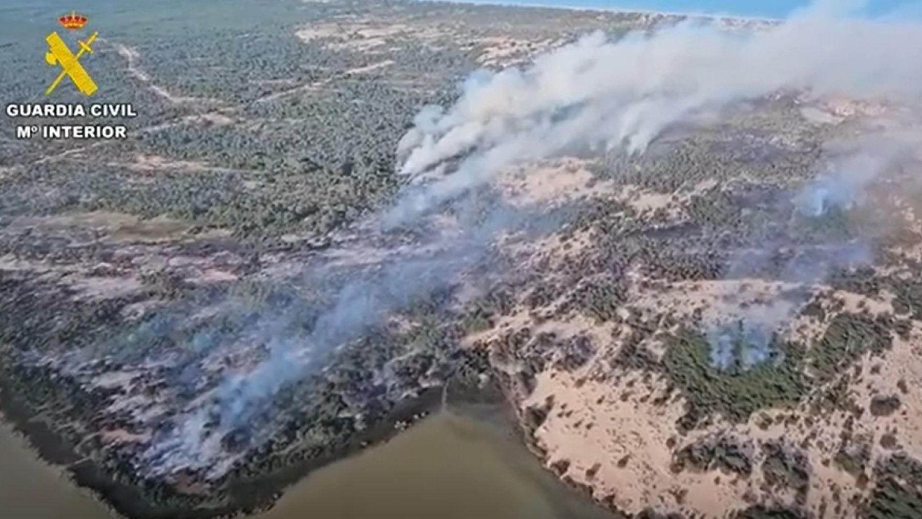incendio en Doñana con helicópteros y medios aéreos de extinción