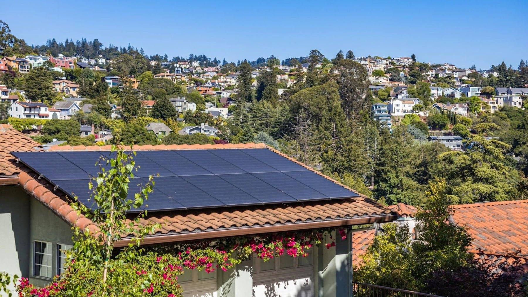 energías renovables y los pueblos más bonitos de España junto a paisaje rural