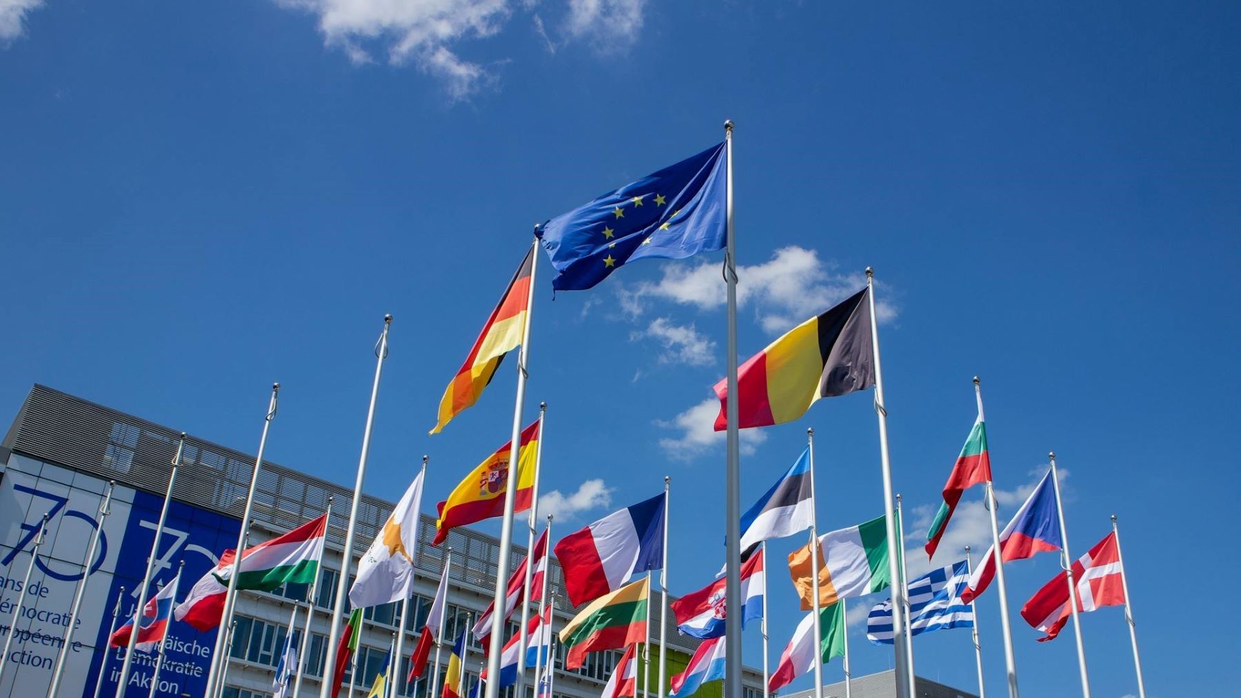 Bruselas declara la guerra al ecopostureo y pone a España bajo presión por el greenwashing