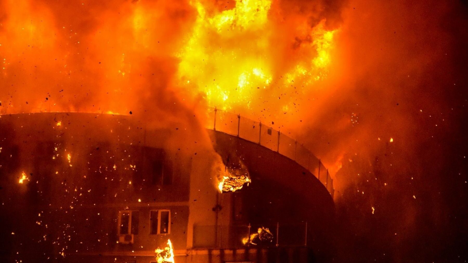 Incendios en California avanzando en zonas residenciales