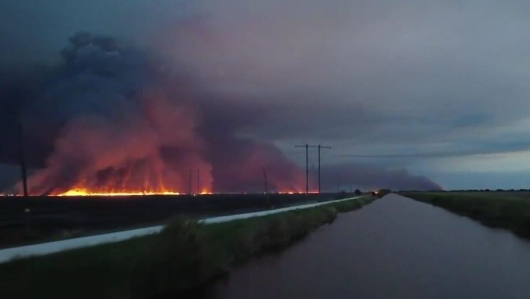 Incendios en los Everglades provocando humo y destrucción ambiental