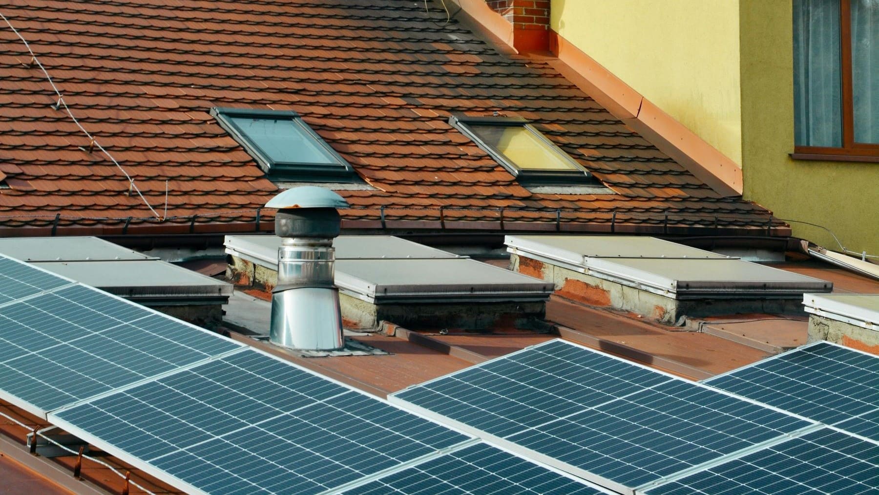 autoconsumo energetico en España con paneles solares y almacenamiento energético