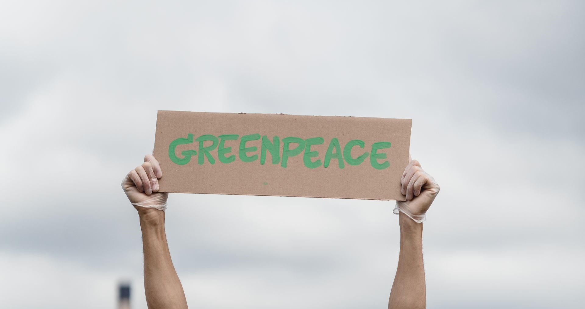 el cortometraje de Greenpeace sobre las demandas SLAPP protagonizado por Javier Bardem y Yasmin Finney