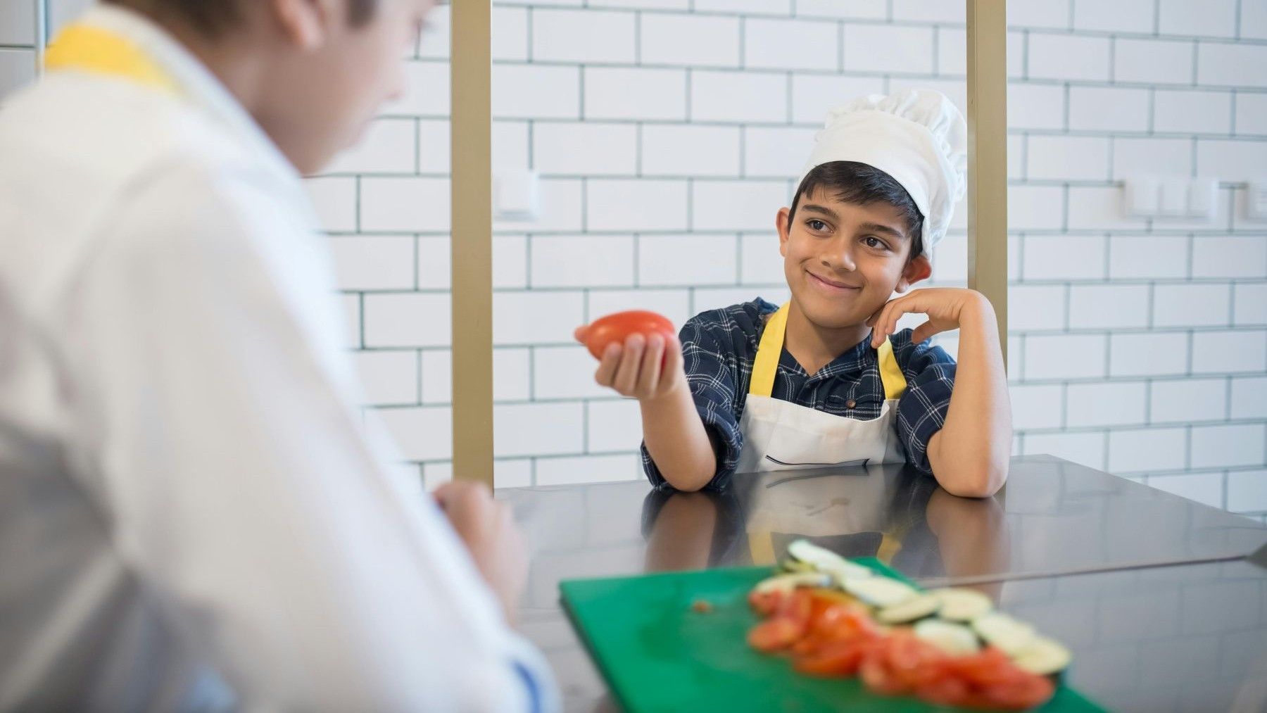 alimentación ecológica en niños aprendiendo cocina saludable en colegios