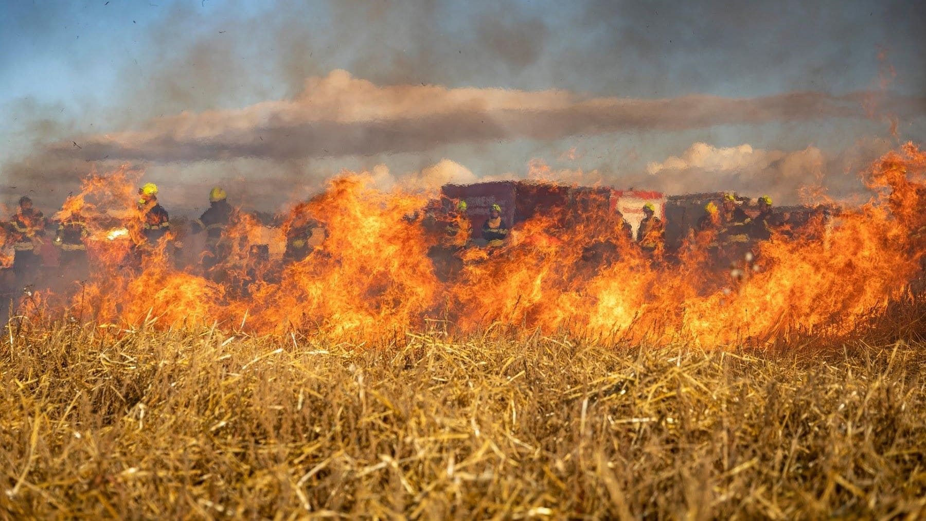 drones para prevenir incendios sobrevolando una zona forestal